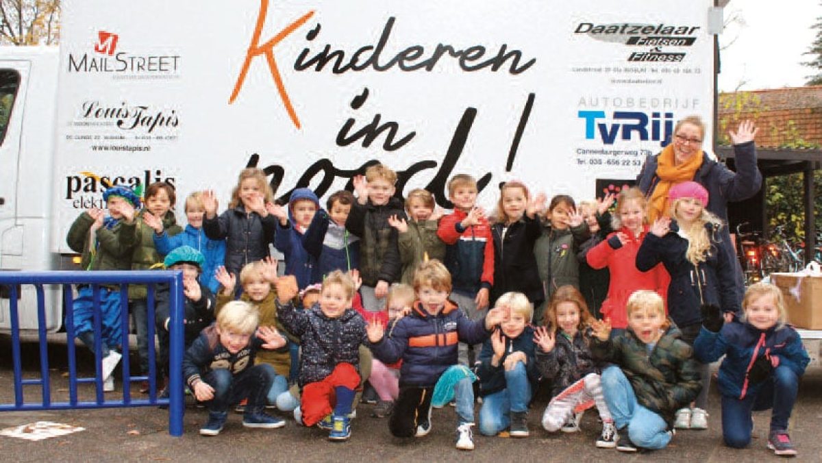 200-pruiken-Stichting-Kinderen-in-Nood